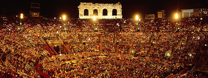 Fullsatt utomhusteater i Verona, opera i Verona.